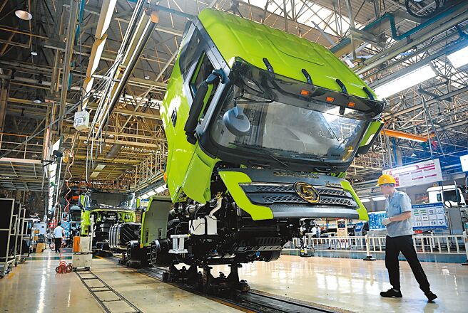 中国国家统计局27日公布数据，1-7月，全国规模以上工业企业实现利润总额约4.89兆元人民币，同比下降1.1％。图为在陜西汽车控股集团有限公司总装车间内的工人作业。（新华社）