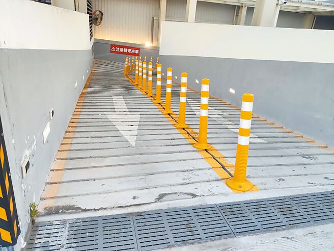 桃园市桃园区经国转运站机车2楼停车场的车道採锯齿状阶梯，机车骑士经过不断震动，宛如行经越野车道。（赖佑维摄）