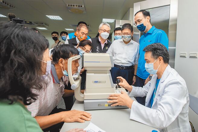 银光敬老眼镜传爱偏乡到北埔乡活动，国民党主席朱立伦（右二）和县长杨文科（右三）了解长辈验光检查等过程。（罗浚滨摄）