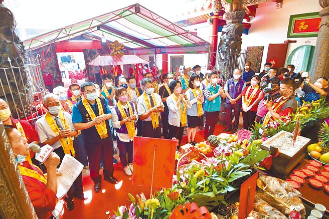 彰化县歷史建筑大城咸安宫歷经3年终于在27日竣工，27日上午办理入火安座仪式，县长王惠美特别现身与地方仕绅一同团拜。（吴建辉摄）