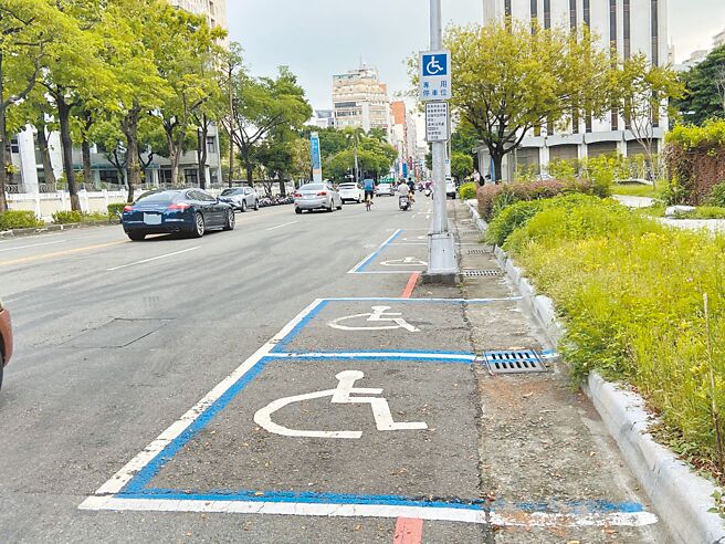 为方便身心障碍民眾，台中市交通局规画有身心障碍停车格，身障者可享优惠，持爱心卡停车还能免办理销单手续。（交通局提供／林欣仪台中传真）
