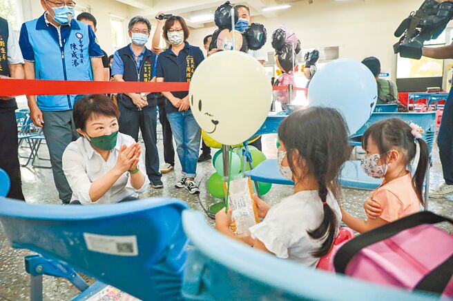 台中市幼兒BNT疫苗開打，市府在27、28日在全市開設44處快打站，進行幼兒BNT第一劑施打，市長盧秀燕前往快打站關心幼兒接種情形。（馮惠宜攝）