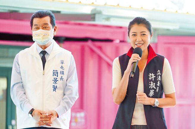 南投县长参选人许淑华（右）联合竞选总部27日举行「幸福草屯向前行、各界誓师大会」团结气势。（读者提供／张妍溱南投传真）