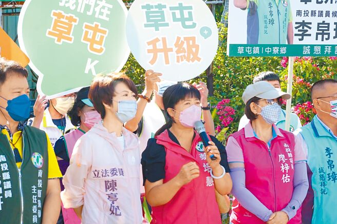 绿营南投县长参选人蔡培慧（前中）「百里前行」27日走进草屯镇，陈亭妃（左）从台南赶到南投陪扫街。（蔡培慧竞选团队提供／张妍溱南投传真）