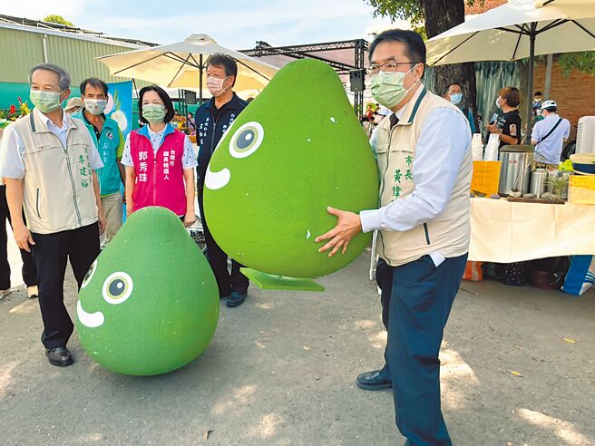 行政院长苏贞昌率领团队参加台南麻豆文旦行销，台南市长黄伟哲（右）也到场。（李俊淇摄）