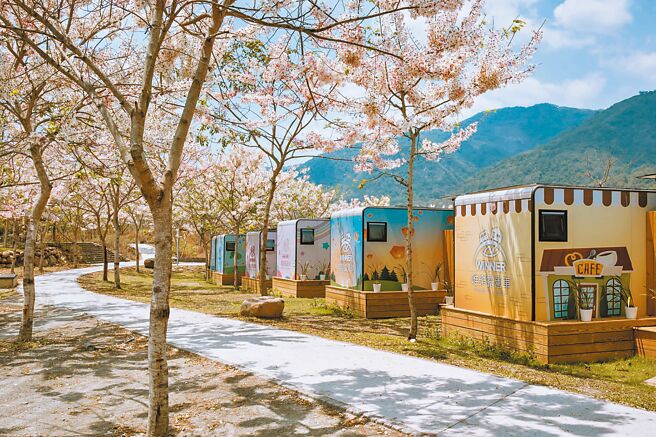 这次精选旅店之一的「远山望月温泉营区」位于六龟宝来花赏温泉公园内，这次在高雄币平台推出的限量房型是营区最热门的两种房型─豪华狩猎帐、星空汤屋VILLA营车，与自然设计感的景观融为一体。（高市文化局提供／杨舒婷高雄传真）