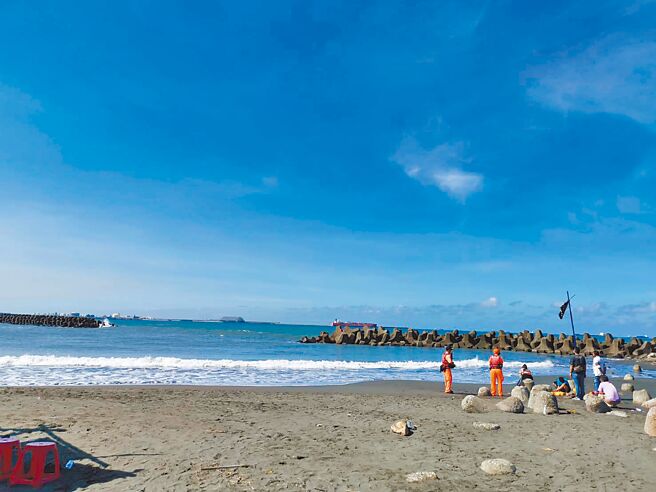 警消与海巡署于26日12时48分获报赶往现场，共出动7车12人前往救援，辖区鼓山警分局和海巡署分别在岸上及海面同时进行搜寻。（高市消防提供／杨舒婷高雄传真）