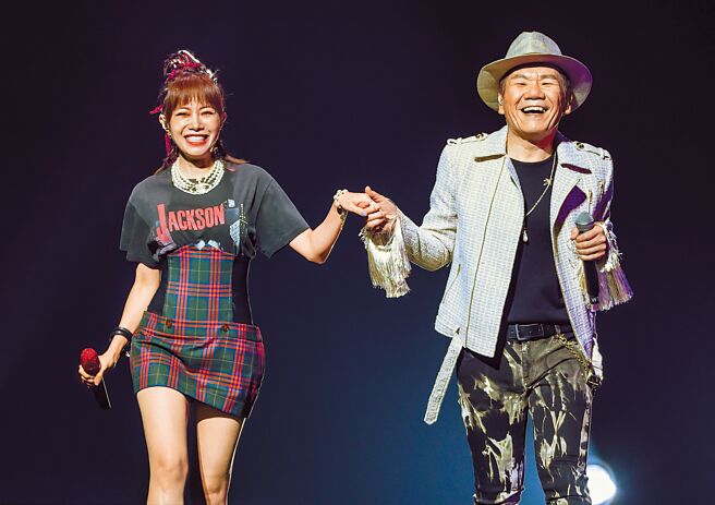 趙傳（右）昨邀徐懷鈺同台合唱。（羅永銘攝）