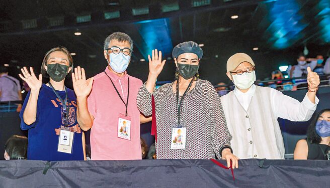 黃韻玲（左起）、李宗盛、潘越雲及丁曉雯昨坐台下欣賞。（羅永銘攝）