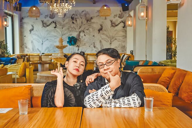 小S（左）和蔡康永曾在《熙娣想聊 》中合体。（CATCHPLAY提供）