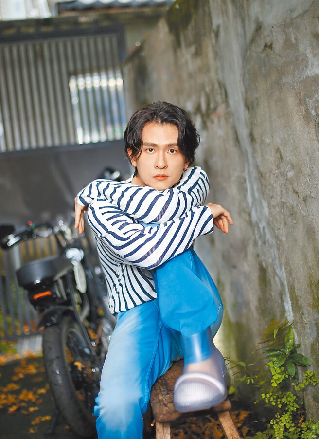 石知田首本着作《石光乍现》剖析自己人生的成长轨迹。（陈俊吉摄）