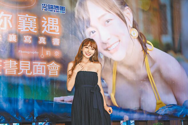 林襄昨以黑色平口洋装现身签书会，小露性感。（罗永铭摄）