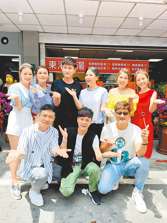 张秀卿（后排右三）与圈内眾好友一同祝贺吴俊宏（后排左三）新店开幕。（豪记唱片提供）