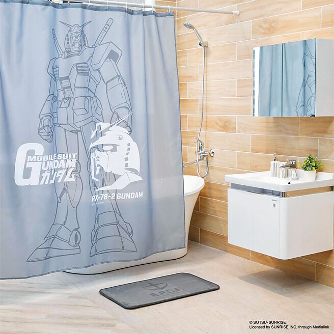 特力屋首度携手科幻经典「机动战士钢弹」合作推出机动战士钢弹Polyester浴帘，售价499元。机动战士钢弹记忆棉地垫45x75cm，售价599元。（特力屋提供）