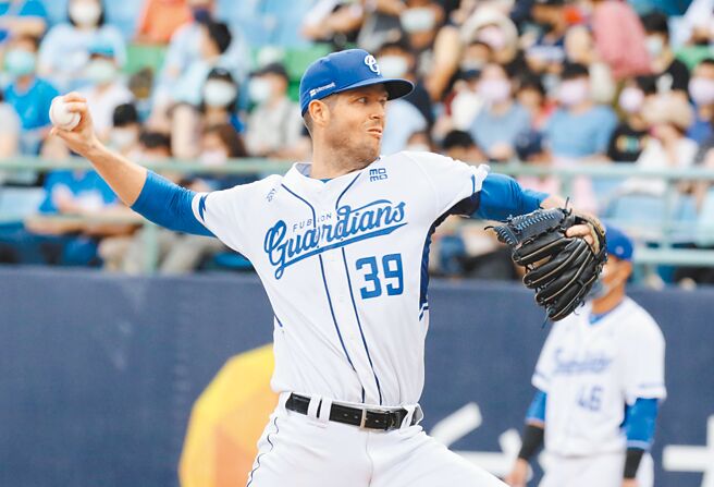 富邦悍将决定把罗力「39号」背号引退，成为洋将第一人。（富邦悍将提供）