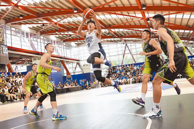 中华培训队邱子轩（中）突破梦想家防守人墙上篮取分。（展逸国际行销提供）