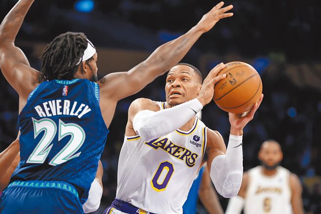 韋斯布魯克（右）有辦法跟貝弗利同隊打球嗎？（美聯社）