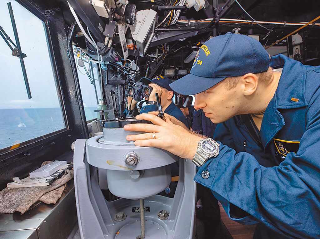 美国海军安提坦号巡洋舰USS Antietam（CG 54）和昌塞勒斯维号（USS CG-62）于28日在例行航行中穿越台湾海崃，安提坦号舰上官兵（见图）进行海面搜索作业。（摘自美国第7舰队脸书）(photo:ChinaTimes)