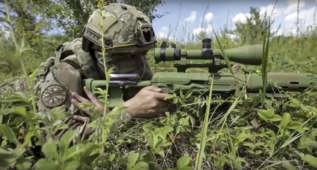 一名俄羅斯特戰隊員在烏克蘭執行任務的畫面。（俄羅斯國防部）