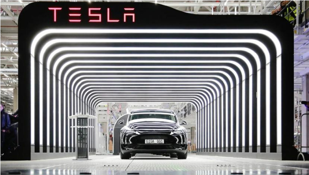 年產兩千萬輛純電車的代價，研究顯示特斯拉未來電池成本就將高達 3 兆台幣 (圖片來源/Motortrend)