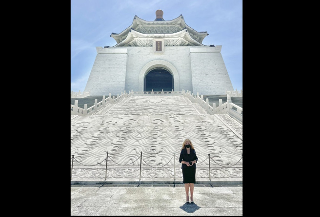 美国参议员布蕾波恩在短暂的访台期间，特别到中正纪念堂参观。(图/Sen. Marsha Blackburn  Facebook)