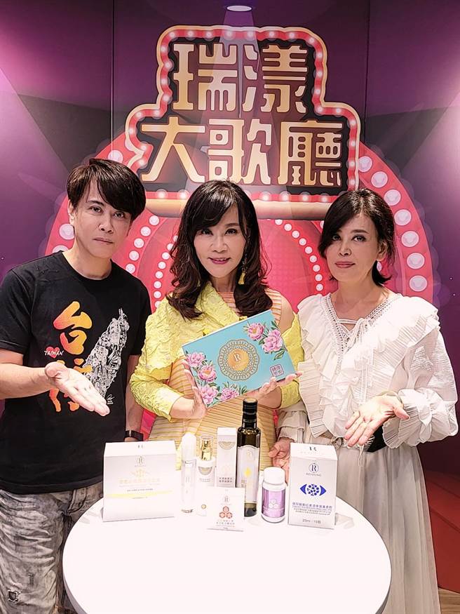 龍千玉（中）與弟弟、妹妹及家人們，一起直播與粉絲聊天。（豪記唱片提供）