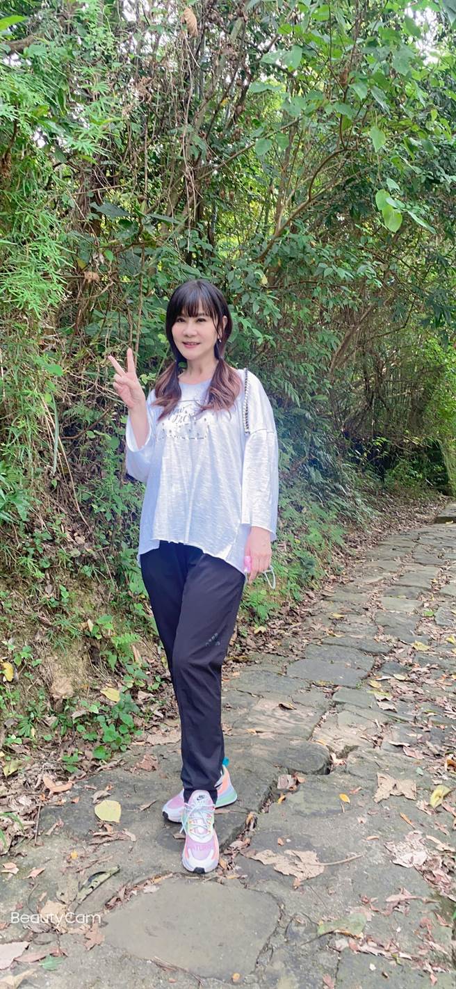 龍千玉私下熱愛運動，保持窈窕身材。（豪記唱片提供）