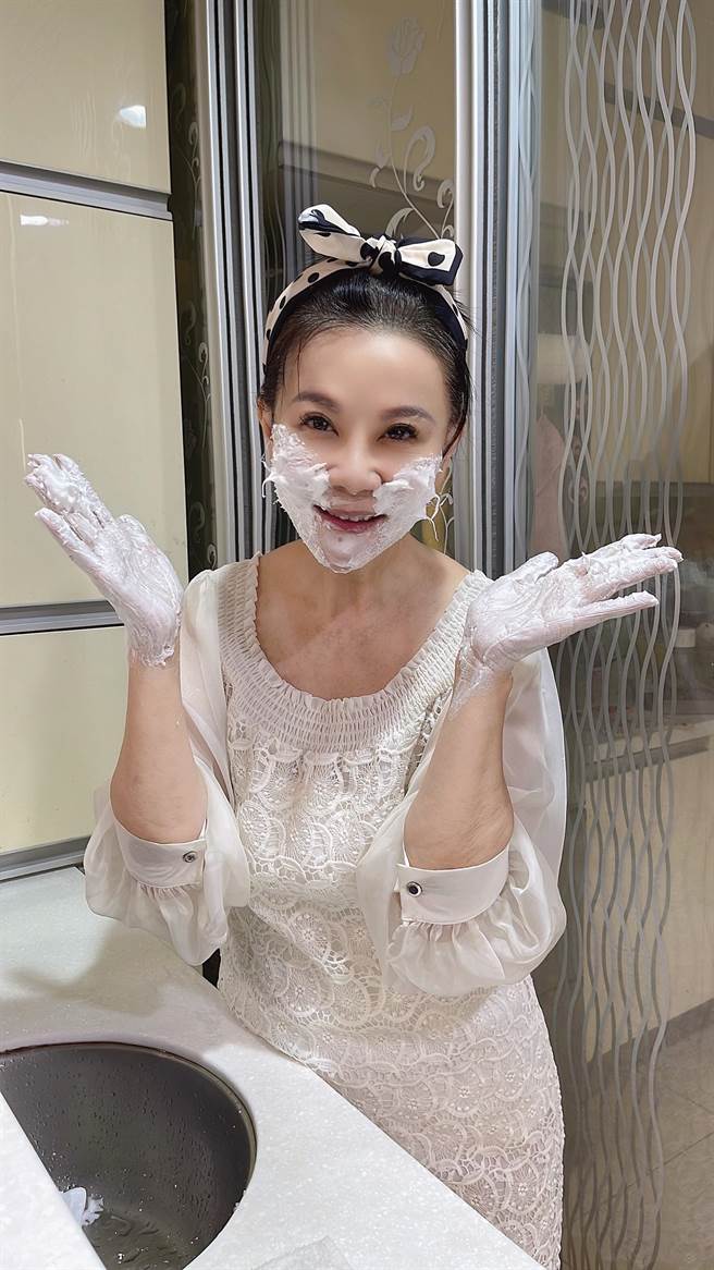 龍千玉日前在直播卸妝，分享日常保養祕方。（豪記唱片提供）