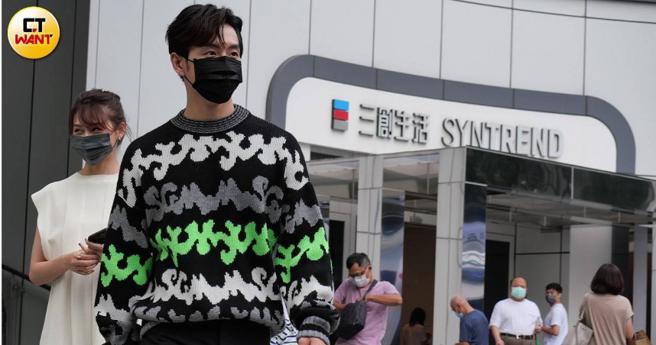 管麟与吴季璇结束活动后正准备离开会场。（图／本刊摄影组）