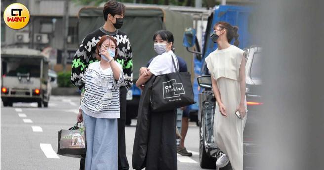 两人与工作人员在路边拦计程车，吴季璇忽然做出撒娇的动作，颇甜美可爱。（图／本刊摄影组）