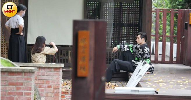 管麟在大安区进行拍摄工作。（图／本刊摄影组）