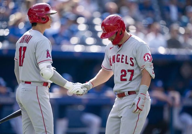 天使队大谷翔平(左)与卓奥特对蓝鸟轰出全垒打。（路透）