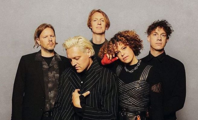 Arcade Fire（拱廊之火）主唱被4名女子爆料權勢性侵，左起第2位Win Butler（魏恩巴特勒）為主唱及第4位樂手妻子Régine Chassagne（蕾姬妮沙沙尼）。(圖/Arcade Fire IG)