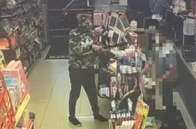 简嫌犯案过程都被监视器拍下。（翻摄照片／李京升苗栗传真）