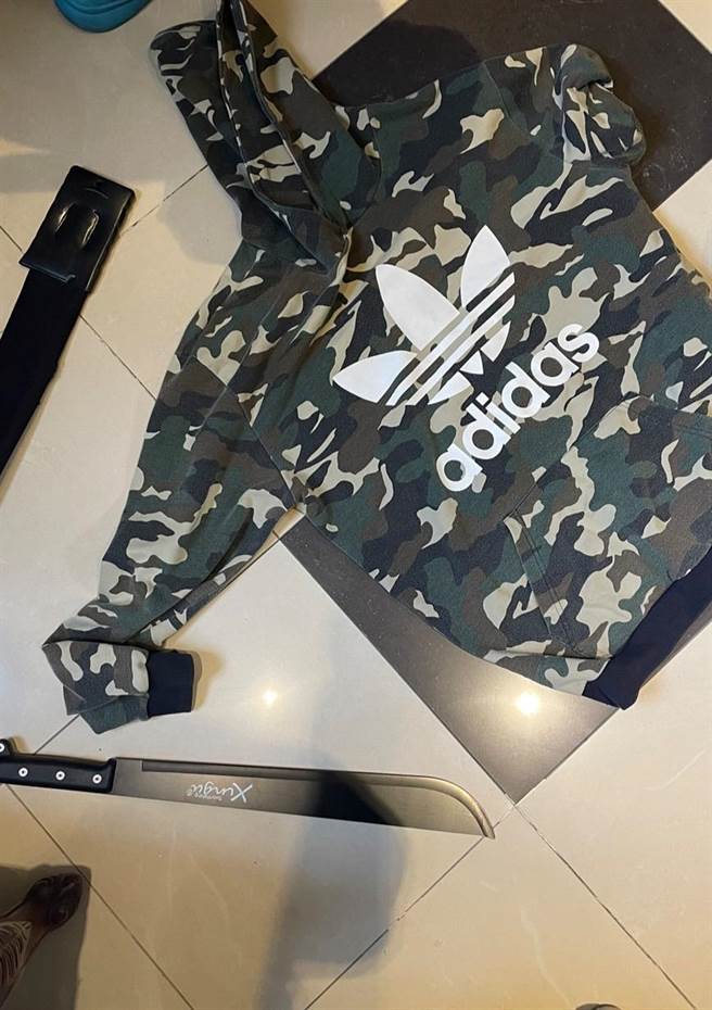 警方起初简嫌犯案用的刀械跟衣物。（翻摄照片／李京升苗栗传真）