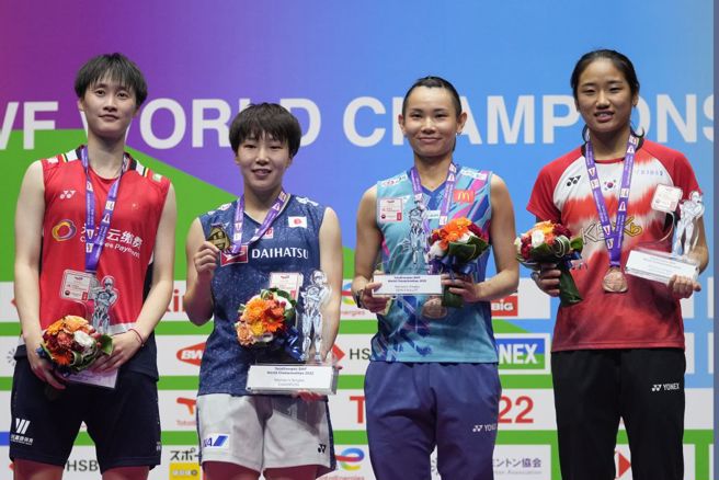 世锦赛女单银牌陈雨菲(左起)、金牌山口茜、铜牌戴资颖、铜牌安洗莹。（美联社）