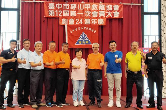 立委江启臣及市议员张瀞分，一同出席穿山甲救难协会的会员大会。（市议员张瀞分提供）