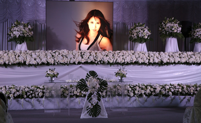 余苑绮追思会场以白色花卉布置，象徵典雅纯洁。（图／陈俊吉摄）