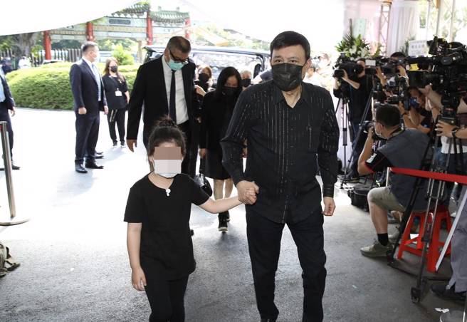 余天现身。陈俊吉摄