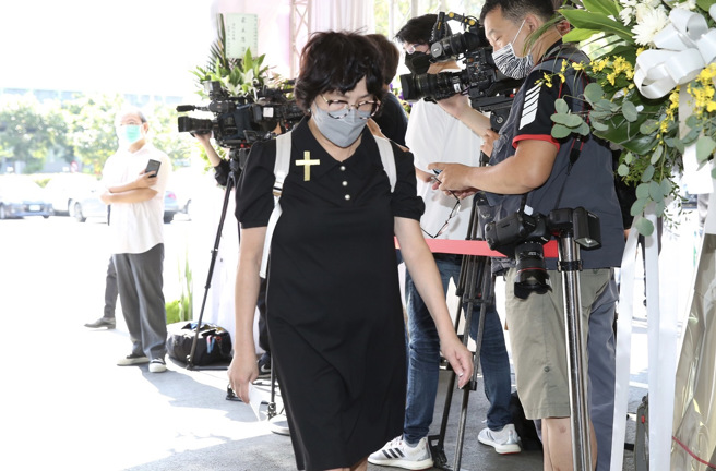 纪宝如送别侄女。陈俊吉摄