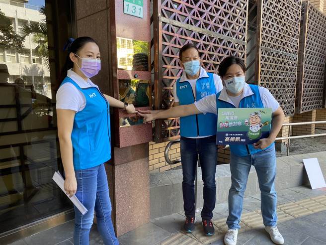 台北市議員鍾小平（右二）29日上午前往台北地檢署，告發參選台北市長的陳時中涉嫌圖利（林偉信攝）