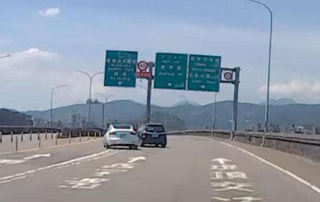 黑色WISH「鬼切」下匝道，险些与后方白色特斯拉发生碰撞。（翻摄脸书Andy老爹）