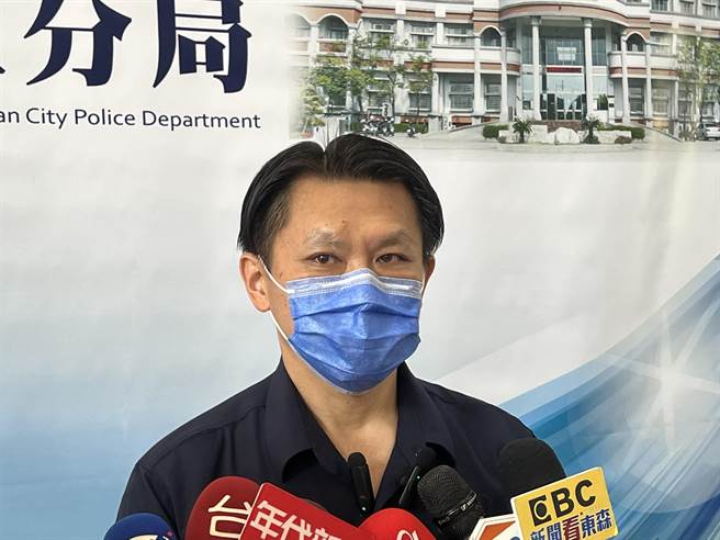 台南市归仁警分局长邱显良说明获报情况。（洪荣志摄）