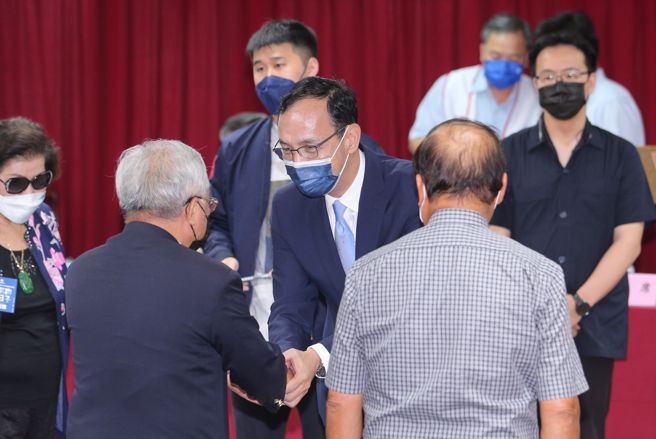 國民黨主席朱立倫（中）29日出席第21屆111年度中央評議委員會議。（黃世麒攝）