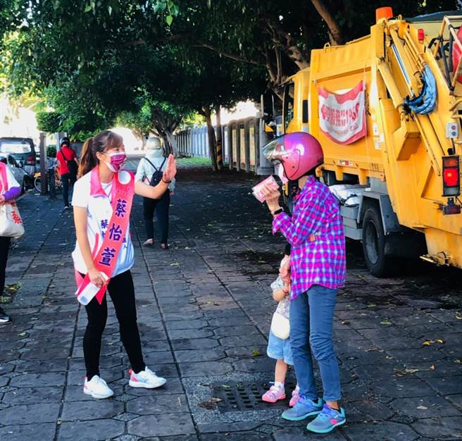 蔡怡萱今天到丰原区成功路垃圾车定点，和出门倒垃圾的民眾问好，藉此拉近与乡亲间的距离，争取支持。（蔡怡萱服务处提供）