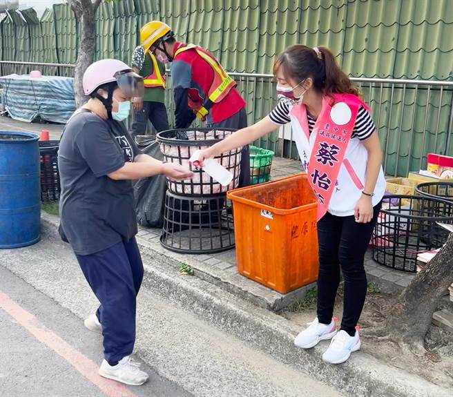 蔡怡萱今天到丰原区成功路垃圾车定点，和出门倒垃圾的民眾问好，藉此拉近与乡亲间的距离，争取支持。（蔡怡萱服务处提供）