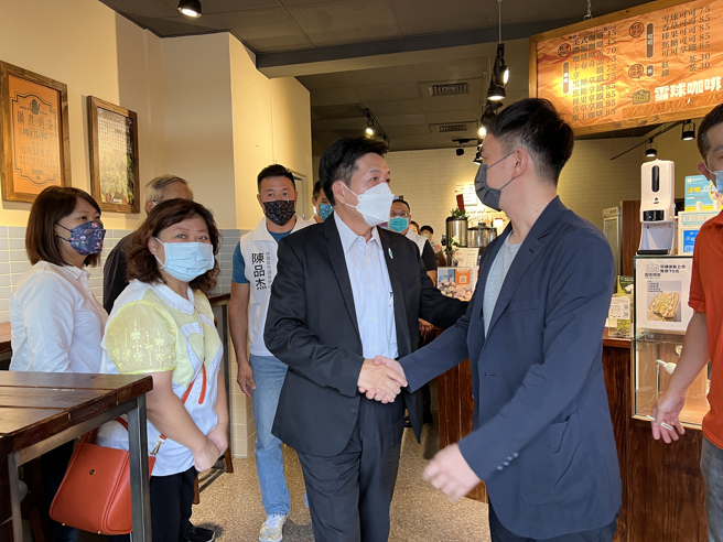 前民进党立委郑宝清（右二）。（资料照/蔡依珍摄）