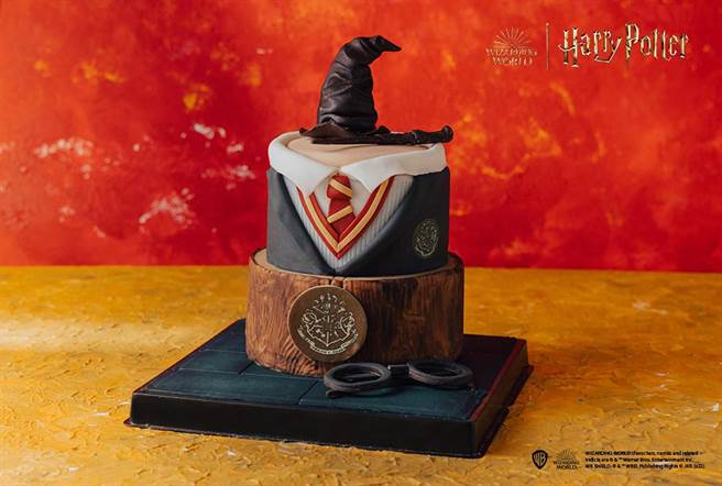 台北君悦酒店-哈利波特系列-哈利波特必备魔法用品翻糖蛋糕。（君悦提供）