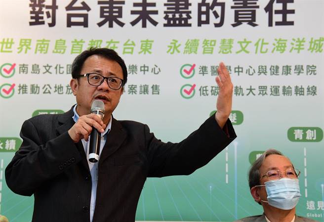 鄭寶清宣布參選桃園市長後，地方出現不少勸進賴坤成的聲音。（莊哲權攝）