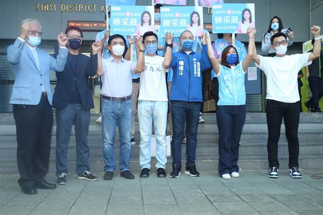 中广董事长赵少康赵少康上午陪同北市议员参选人詹为元、杨植斗、柳采葳前往市选委会登记。（陈怡诚摄）